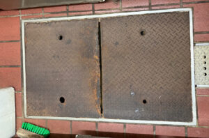 交換前のグリストラップ蓋